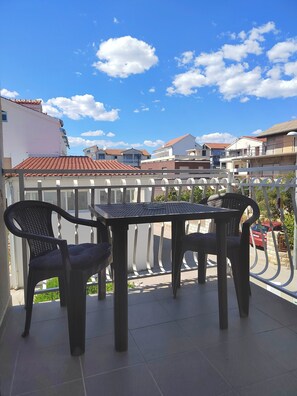 Outdoor dining - Apartments Ivana, (10901), Vodice, hr (Vodice)