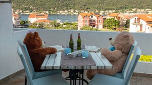 Outdoor dining - Apartments Suzana, (8221), Rab, hr (Supetarska Draga)
