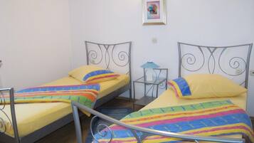 2 chambres, fer et planche à repasser, accès Internet, draps fournis