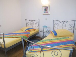 2 chambres, fer et planche à repasser, accès Internet, draps fournis