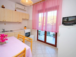 Fridge, cookware/dishes/utensils