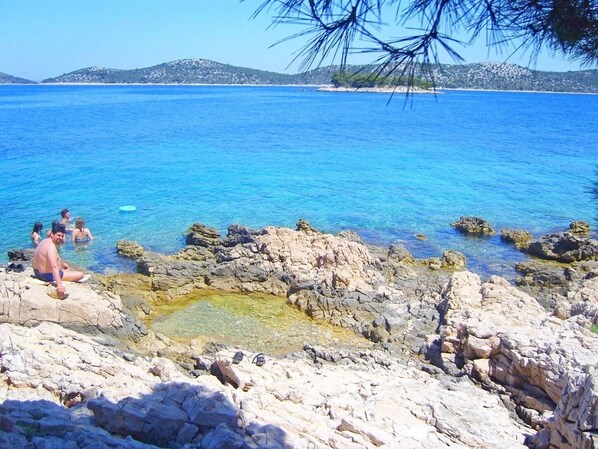 Una spiaggia nelle vicinanze