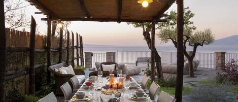 تناول الطعام بالخارج