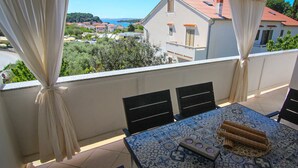 Outdoor dining - Apartments and rooms Biserka, (14251), Palit, hr (Palit)