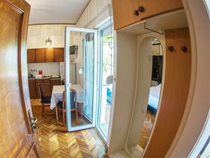 1 chambre, fer et planche à repasser, accès Internet, draps fournis