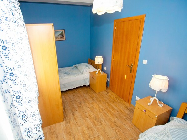 3 عدّة غرف نوم ومكواة/لوح كي وخدمة الإنترنت وملاءات أسرّة