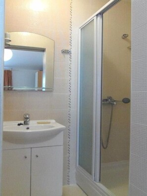 Shower - Apartments Jela, (13828), Makarska, hr (Makarska)