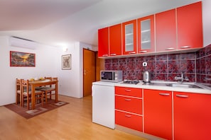 Kühlschrank, Kochgeschirr/Geschirr/Besteck