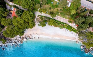 Una spiaggia nelle vicinanze