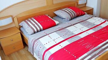 1 dormitori, planxa i posts de planxar, Internet i roba de llit