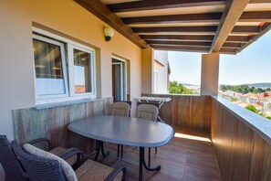 Outdoor dining - Apartments Damir, (14321), Banjol, hr (Banjol)