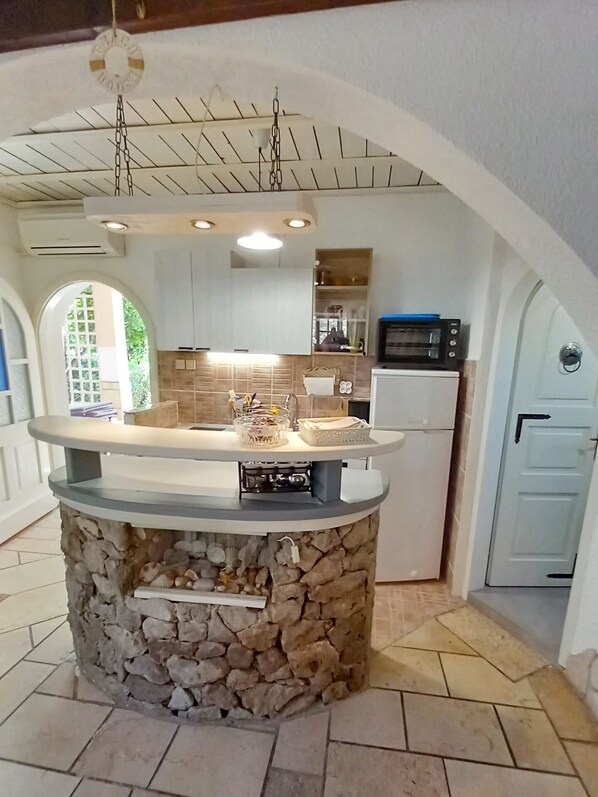 Fridge, microwave, dishwasher, cookware/dishes/utensils