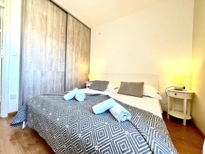 2 bedrooms, iron/ironing board, internet, bed sheets