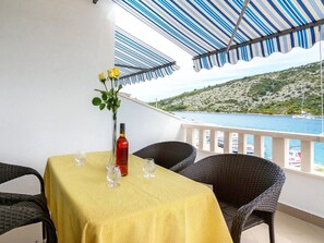 Outdoor dining - Apartments Mirko, (11848), Vinišće, hr (Vinišce)