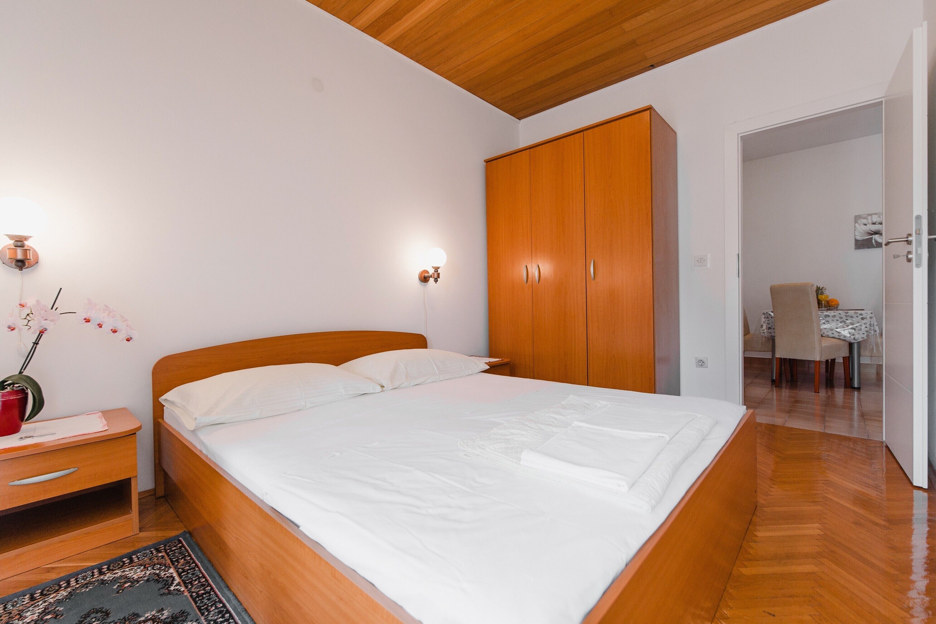 1 sovrum, internet och sängkläder