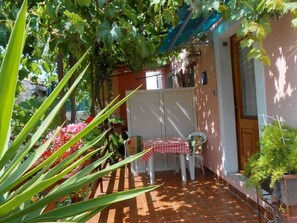 Outdoor dining - Apartments Danijela, (13922), Mali Lošinj, hr (Mali Lošinj)