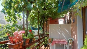 Outdoor dining - Apartments Danijela, (13922), Mali Lošinj, hr (Mali Lošinj)