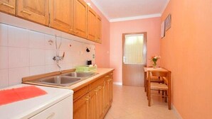 Fridge, oven, cookware/dishes/utensils - Apartments Danijela, (13922), Mali Lošinj, hr (Mali Lošinj)