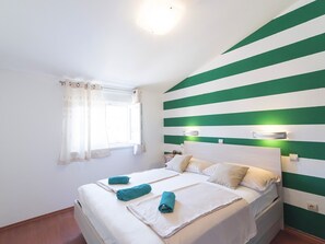 2 bedrooms, iron/ironing board, Internet, bed sheets