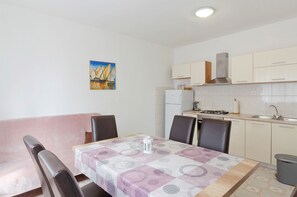 Fridge, cookware/dishes/utensils