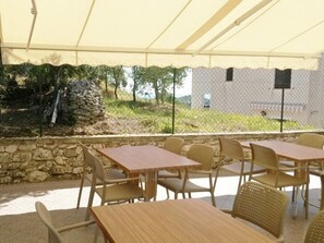 Outdoor dining - Apartments and rooms Valentin, (15142), Vrsar, hr (Vrsar)