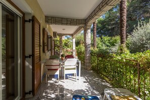 屋外ダイニングエリア