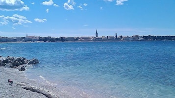 Una spiaggia nelle vicinanze