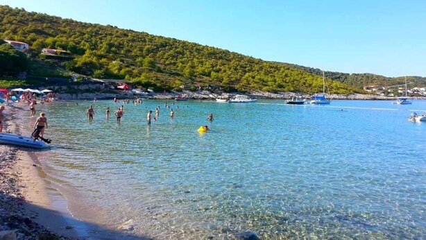 On the beach - Apartments Davor, (15444), Rukavac, hr (Rukavac)
