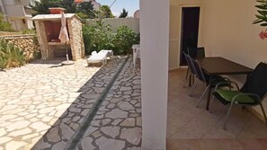 Outdoor dining - Apartments Ruža, (14653), Vidalici, hr (Vidalici)