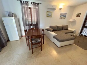 TV - Apartments Albina, (15835), Klimno, hr (Klimno)