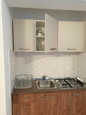 Réfrigérateur, batterie de cuisine, vaisselle et ustensiles