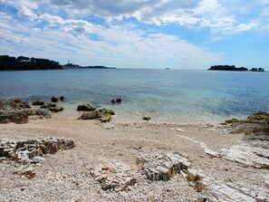 Una spiaggia nelle vicinanze