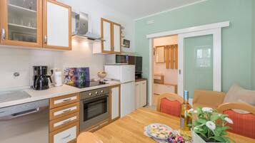 Een koelkast, een microgolfoven, een vaatwasser, een broodrooster