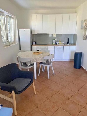 Een koelkast, een microgolfoven, een vaatwasser, een broodrooster