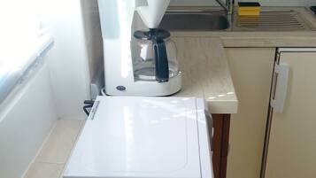 Fridge, cookware/dishes/utensils