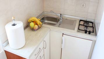 Fridge, cookware/dishes/utensils