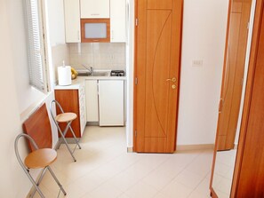 Fridge, cookware/dishes/utensils