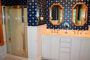 Cabin, Multiple Beds (Serendipity) | Bathroom amenities