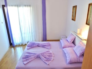 3 habitaciones, tabla de planchar con plancha, internet y ropa de cama