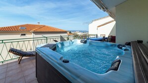 Outdoor spa tub - Apartments Margarita, (13837), Makarska, hr (Makarska)
