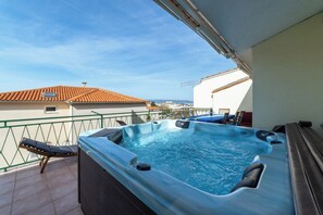 Bañera de hidromasaje exterior