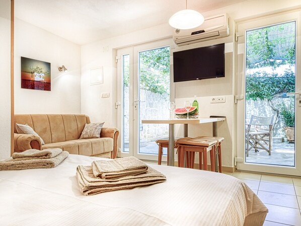 1 bedroom, internet, bed sheets