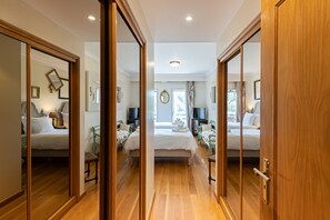 3 Schlafzimmer, Zimmersafe, Schreibtisch, Bügeleisen/Bügelbrett