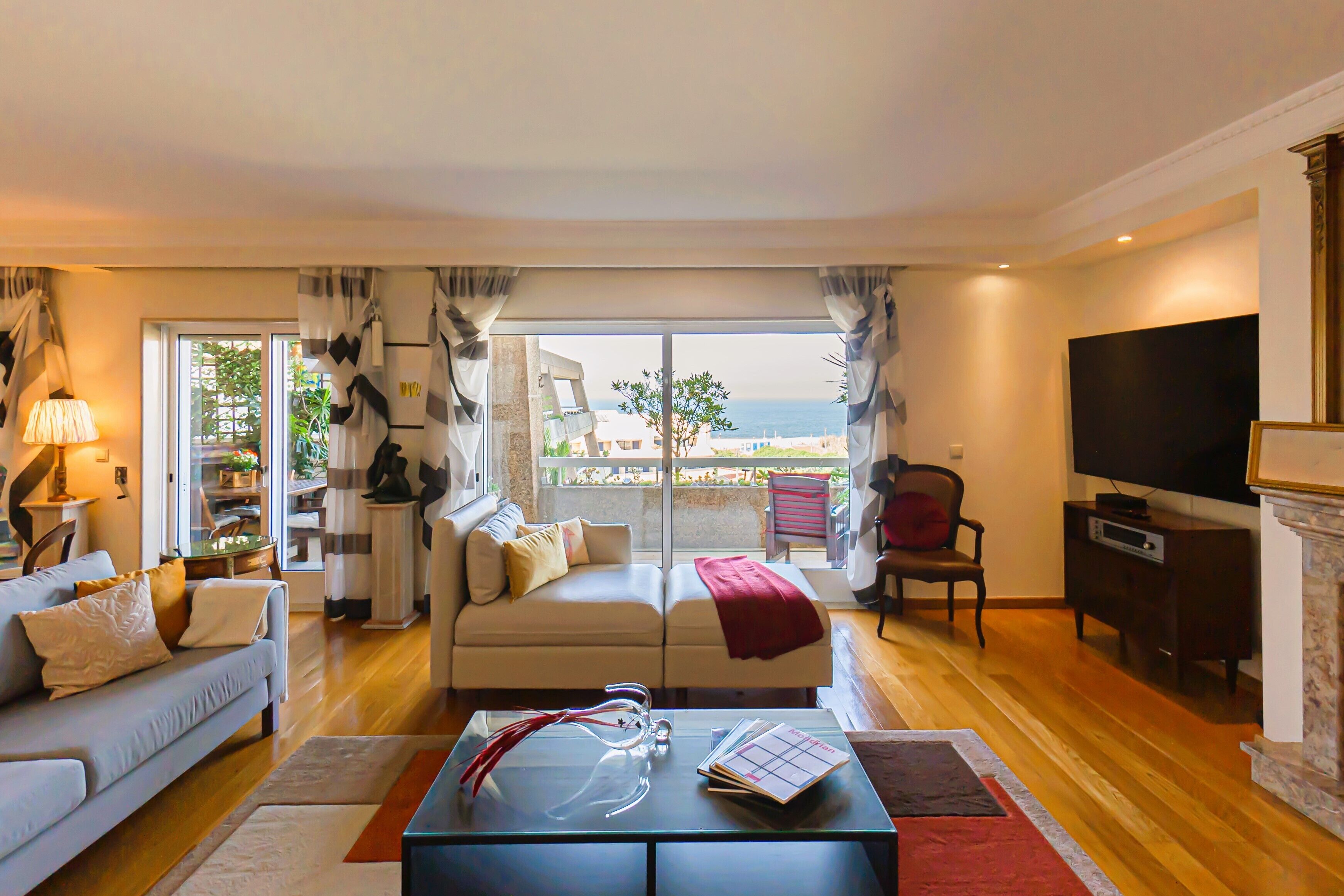 TV connectée, cheminée, lecteur de DVD, baby-foot