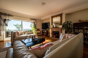 Smart-TV, Kamin, DVD-Player, Tischfußball