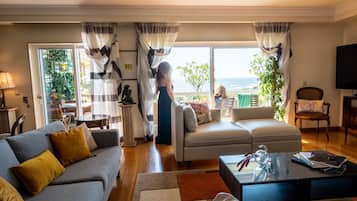 Smart TV, fireplace, DVD player, table football