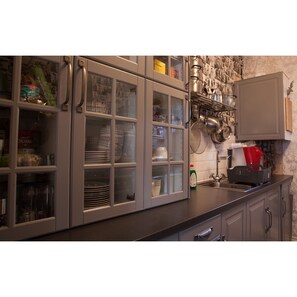 Réfrigérateur, micro-ondes, four, plaque de cuisson