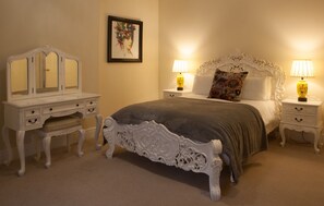 5 bedrooms, iron/ironing board, WiFi, bed sheets