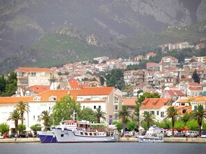 Overlooking the marina, this hotel offers stunning views of the sea and surrounding hills.