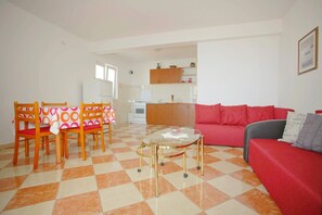 TV - Apartments Velimir, (13846), Makarska, hr (Makarska)